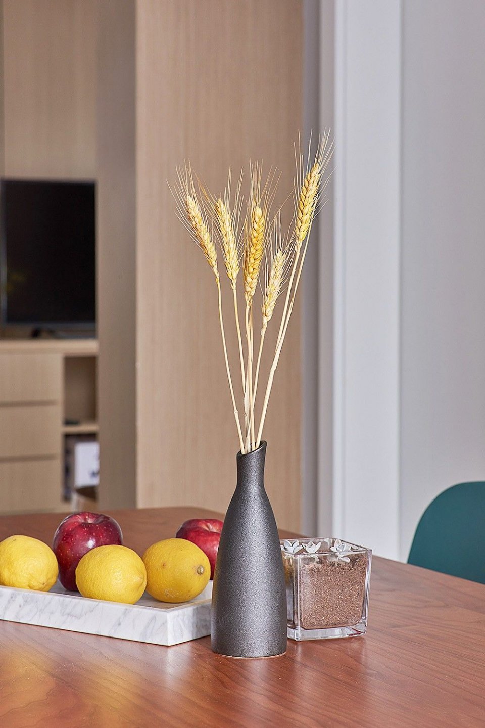 西边户客厅大飘窗西晒厉害吗,朝西客厅怎么解决西晒