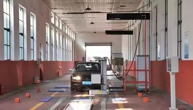 新车六年免检还要去领电子标签吗,新车六年免检需要去车管所审车么