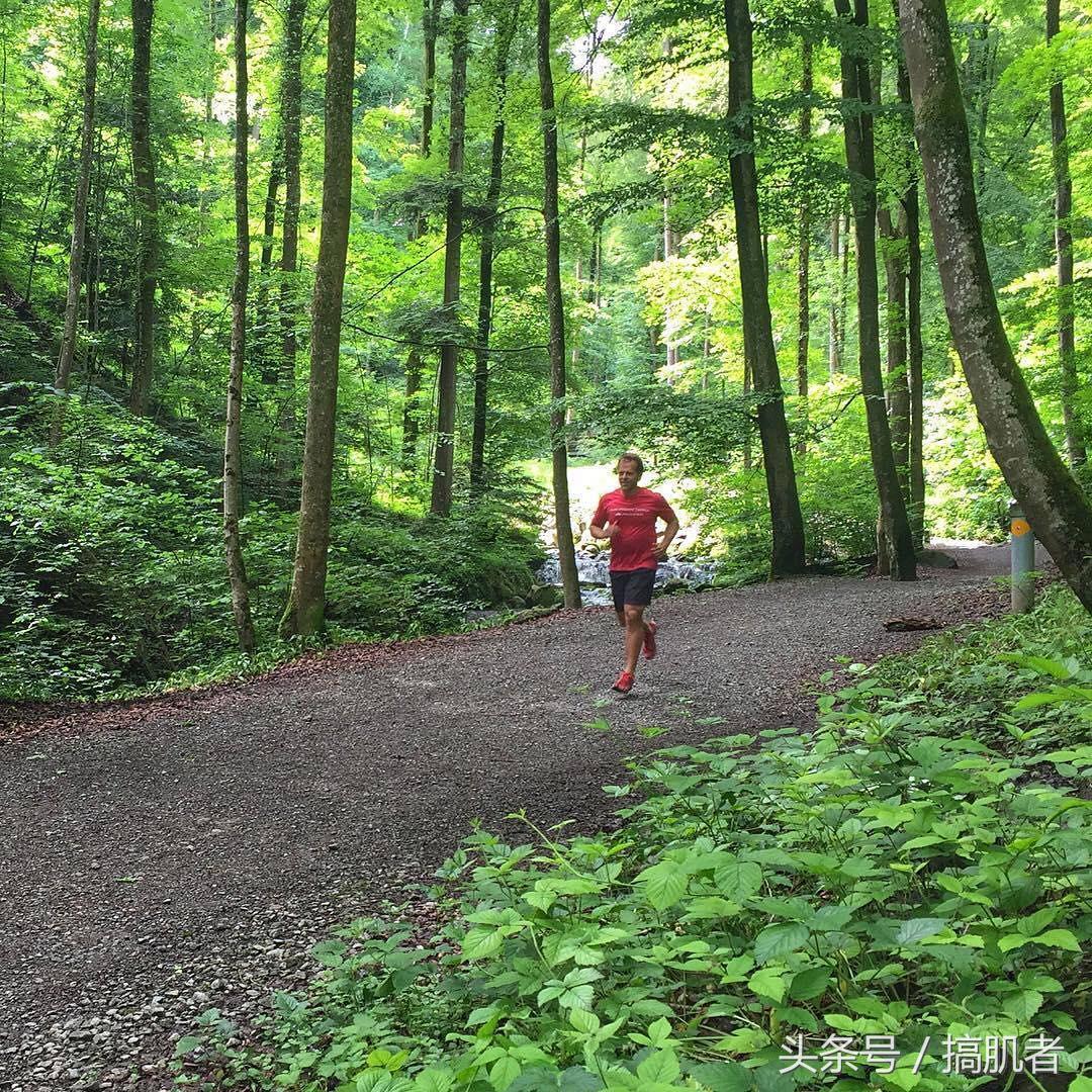 跑步时扭伤了腰怎么办,如何防止跑步时脚扭伤