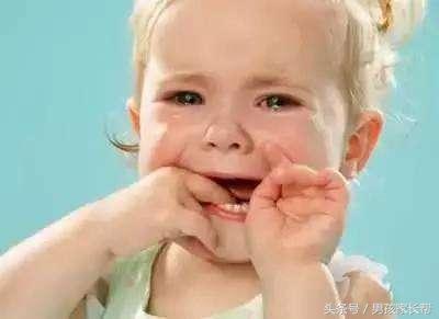 孩子哭着不肯上小学一年级,幼孩爱哭的原因和解决方法