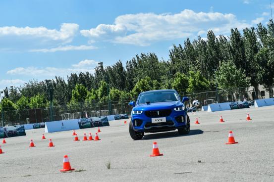 开着SUV踢足球这场球赛WEY何这么新鲜