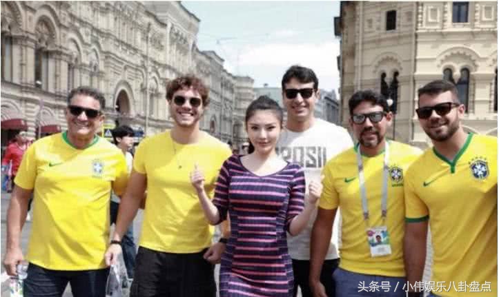 世界杯徐冬冬低胸装现身，遭生扑花容失色，事后淡定和球迷合照！