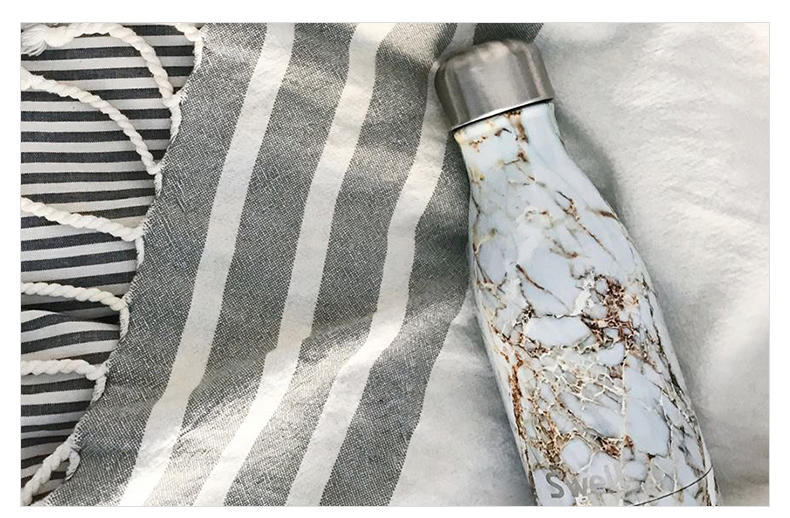 当代女孩喝奶茶,女孩子的快乐都是一杯奶茶给的