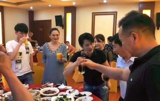 方媛吃鸭脖,方媛买零食