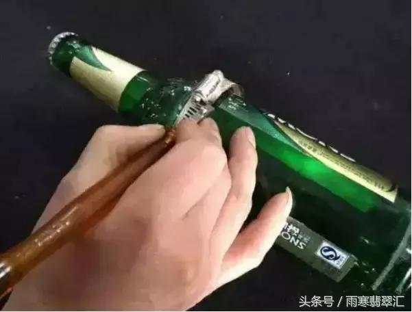 月薪3000小伙拿啤酒瓶做出上亿帝王绿手镯送女友,骚年好手艺!