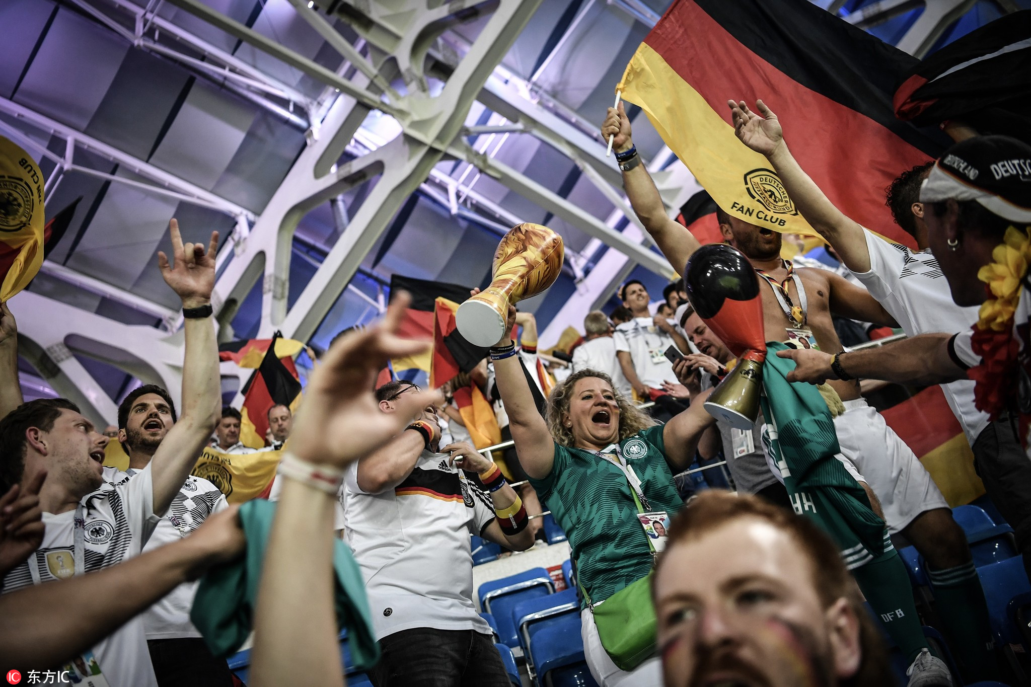 燃情奋战十余天,晒得比内马尔还黑,但他们的照片美炸了