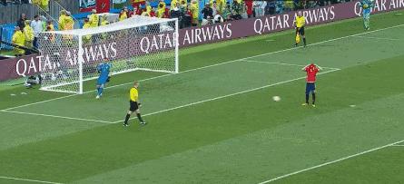 点球门将站球门一侧迷惑对手,守门员扑点球难以置信