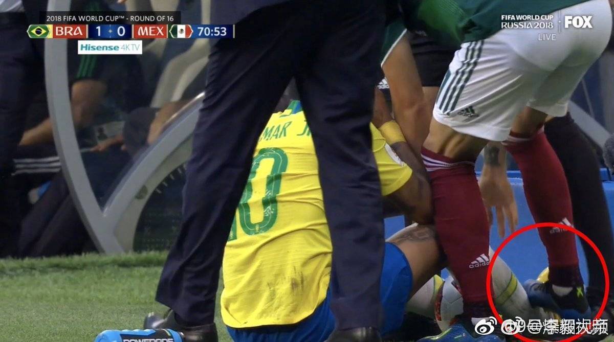 世界杯再现争议，墨西哥球员恶意踩踏内马尔逃红牌！
