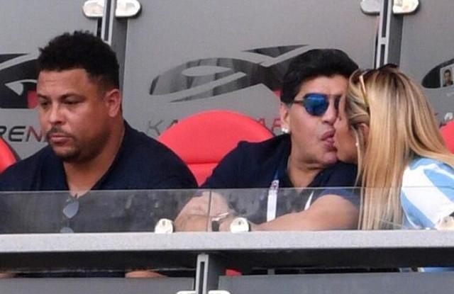 马拉多纳57岁聚会,马拉多纳和女友接吻