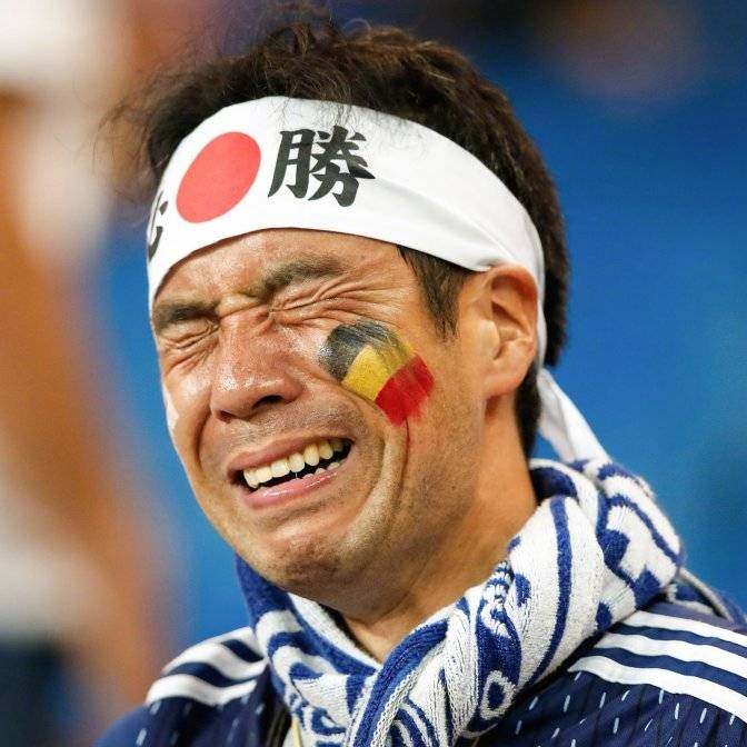 日本赢球女球迷哭了,日本球迷哭泣一旁球迷欢笑视频