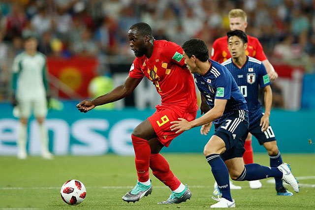 日本队赛后再次清理干净更衣室,日本球迷赛后含泪收拾看台垃圾