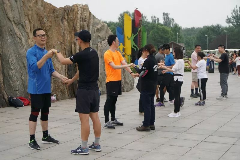 “生还是死”,正站在分岔路口的中国跑团