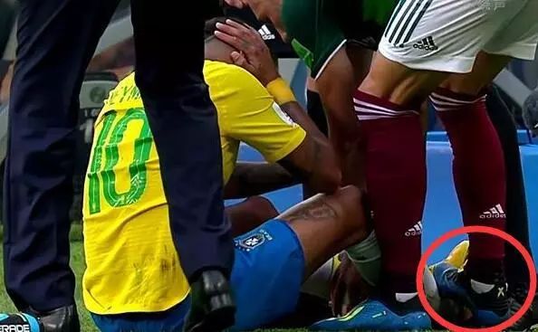 内马尔回应被踩视频,内马尔被三个人踩