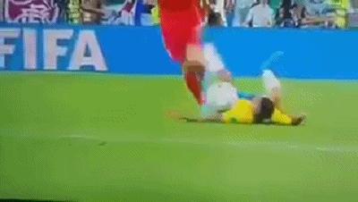 内马尔被犯规笑着用进球回应,内马尔被推倒起身微笑