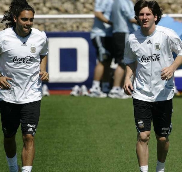 内马尔和梅西在玩足球游戏,世界杯球星梅西内马尔c罗