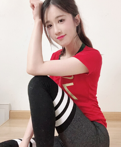 轩子巨2兔穿罗纳尔多球服踢足球这动作也太柔美了吧?