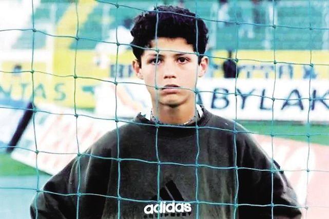 贫民窟走出的足球巨星,绿茵场上留下的那些璀璨瞬间