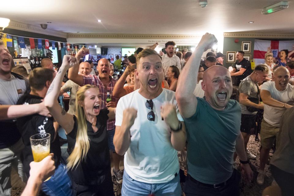 英格兰vs克罗地亚球迷的反应,英格兰球迷vs苏格兰球迷