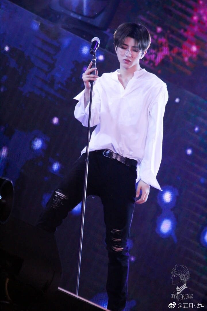 范丞丞绿头和黄明昊紫发造型,秦霄贤范丞丞gq盛典造型