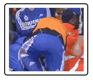 世界杯上为什么球员喜欢吐痰,为什么足球运动员爱摸头