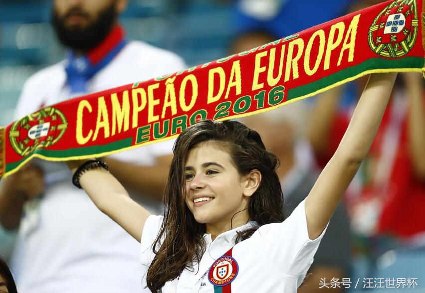 2018世界杯进行时：现场美女球迷图鉴，你更喜欢哪一个？