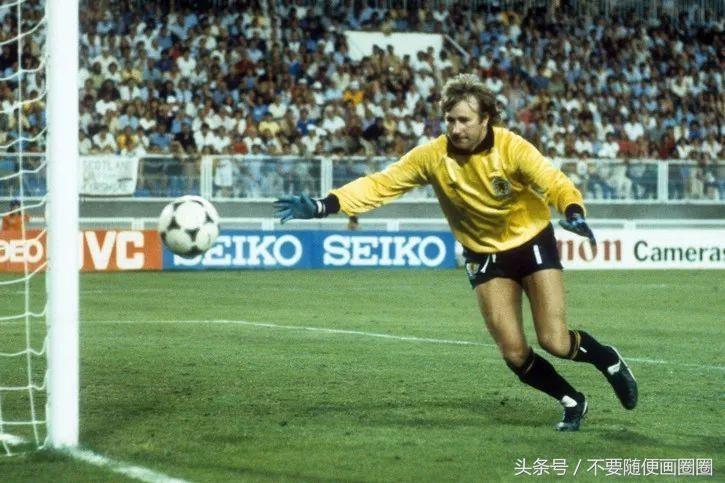 c罗先踩哪脚进场,c罗先穿哪个球衣