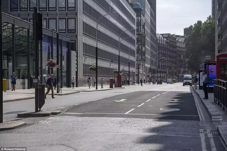 大街一个人都没有，赢球后……世界杯中的英国，有点诡异啊……