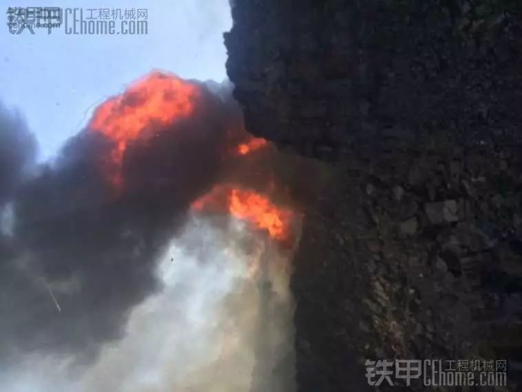 真“机”不怕火炼，李波驾驶沃尔沃挖机在“火焰山”讨生活