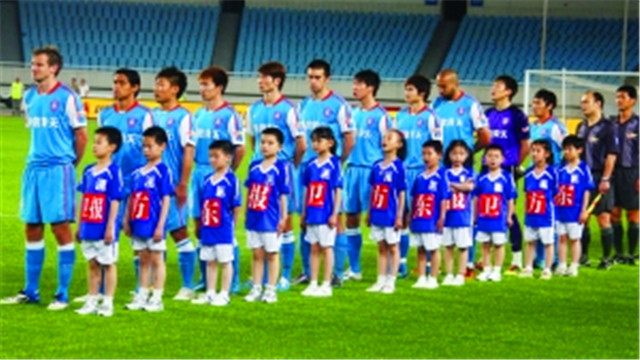 足球运动员为什么带一个小孩进场,足球运动员进场为什么带个小孩子