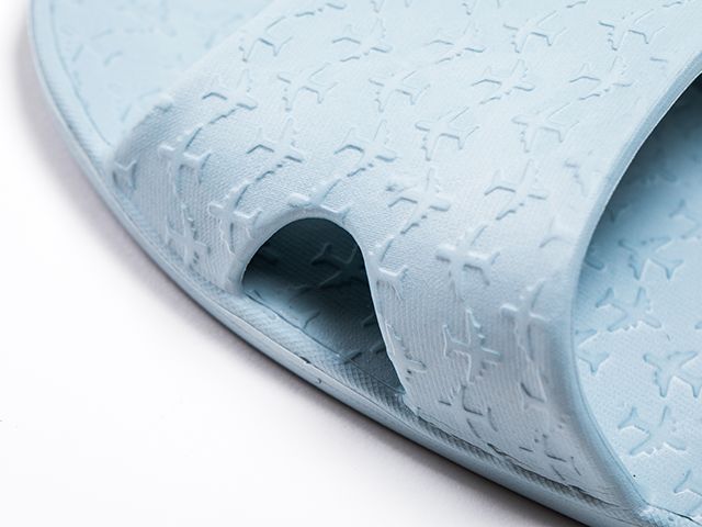 一条货架｜来自澳大利亚的“德运”奶粉；收起来只有巴掌大的拖鞋