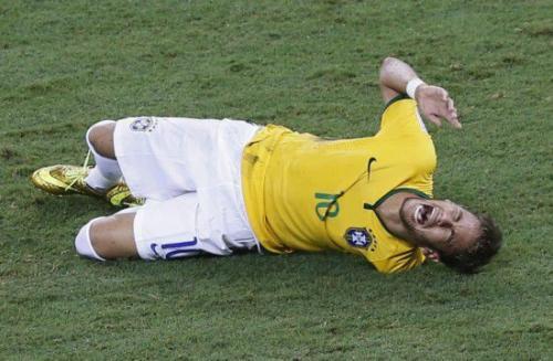 内马尔倒地落泪,内马尔倒地