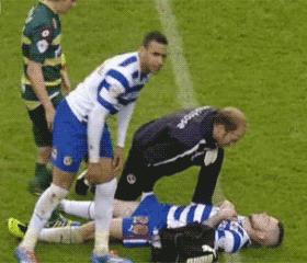 足球场上最解气犯规,足球场上那些触目惊心的画面