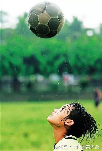 中国女孩捡球完整视频,捡球的中国女孩