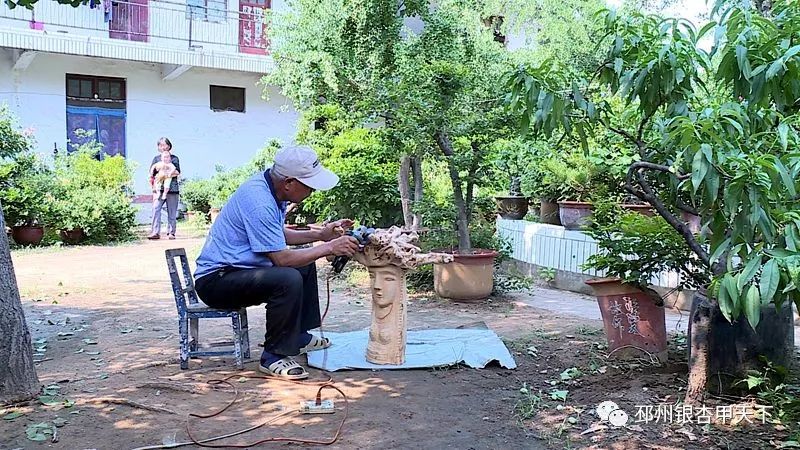 10年雕出百件根雕作品,78岁老翁痴迷根雕18年成美术大师