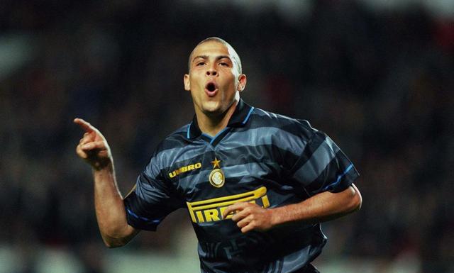 足球界梅西和c罗哪个更厉害,历史十大球员中梅西c罗排第几