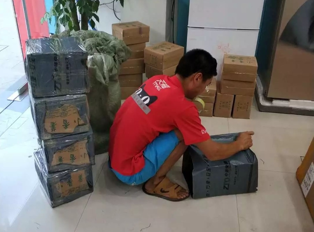 农村励志村小二，免费帮村民们代购4年，如今破三轮换了平衡车！