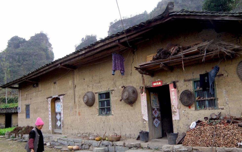 穷人最好的出路是什么,靠一个人挣钱很难富裕