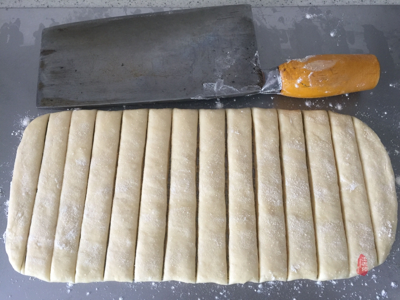 正宗酥香小油条,小油条香酥蓬松的做法用膨松剂