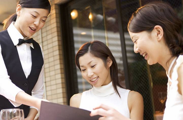 饭店服务员工资3500怎么样,饭店服务员一个月工资多少