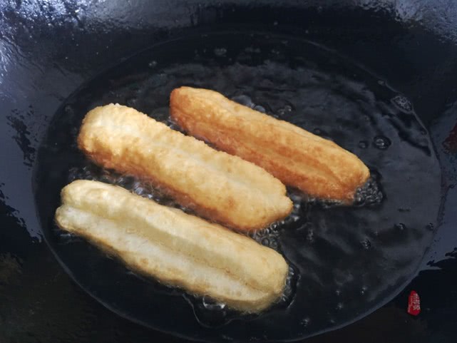 正宗酥香小油条,小油条香酥蓬松的做法用膨松剂