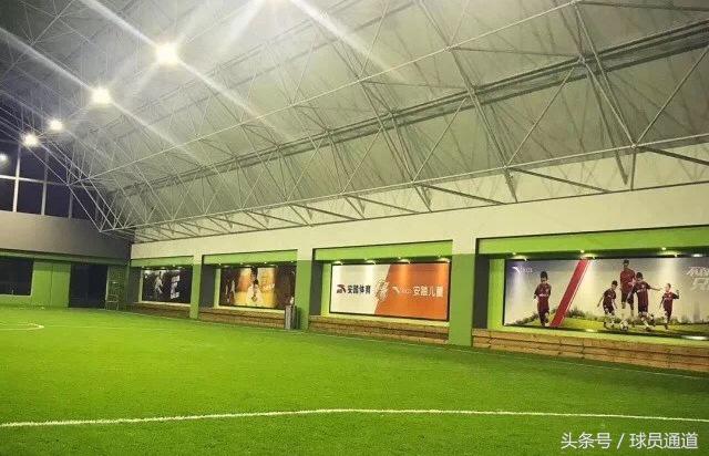 “兄弟，请问汉森贝壳球场怎么走？”