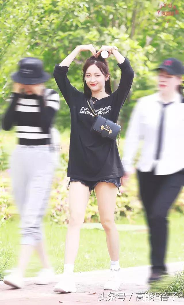 吴宣仪海南甜美穿搭,不知道怎么搭配时尚让小姐姐教你