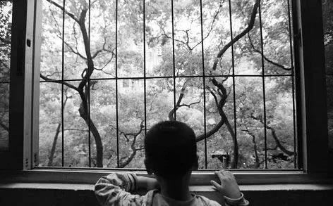 一段视频看哭了无数孩子,一个男孩跪地大哭的视频