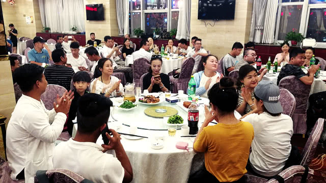 你知道吗？都市爆笑喜剧《R女郎笑传》终于杀青啦！