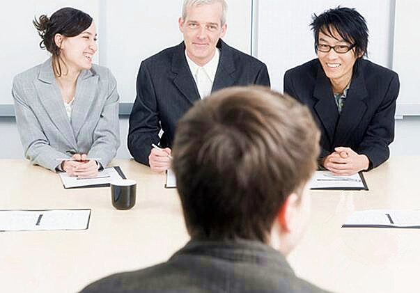 面试官：“八一”六十载，打一字，答“果”被淘汰，女子巧答被录