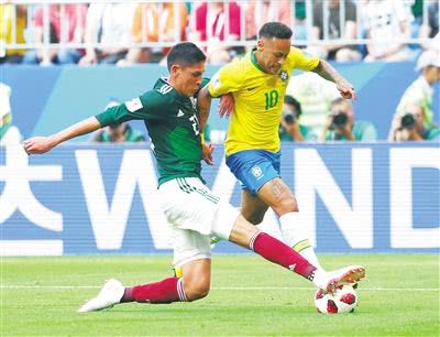 巴西球迷输球绝望哭泣,巴西球迷哭了被淘汰