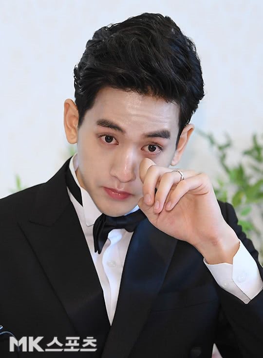 韩国女星嫁小18岁中国老公全集,韩国男艺人娶小17岁妻子