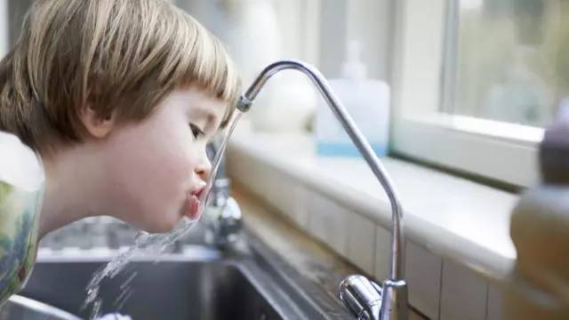 每天8杯水喝到眼瞎,每天8杯水皮肤会怎么样