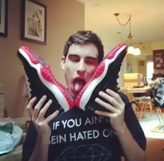 硬汉装逼新技能——舔个鞋子！看完的人都偷偷试了一下！