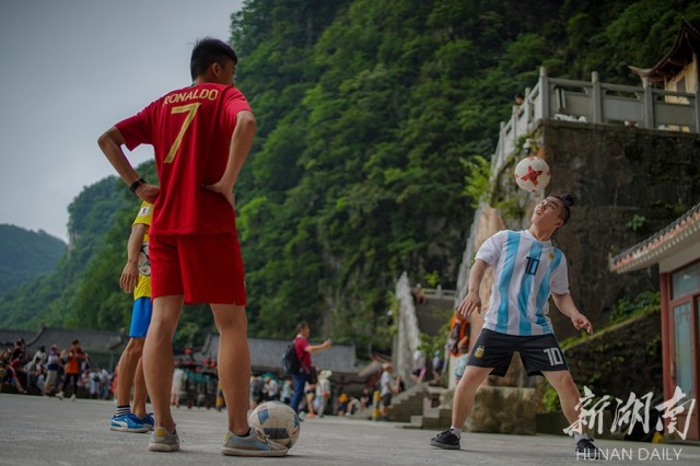 天门山颠球挑战,花式颠球挑战天门山